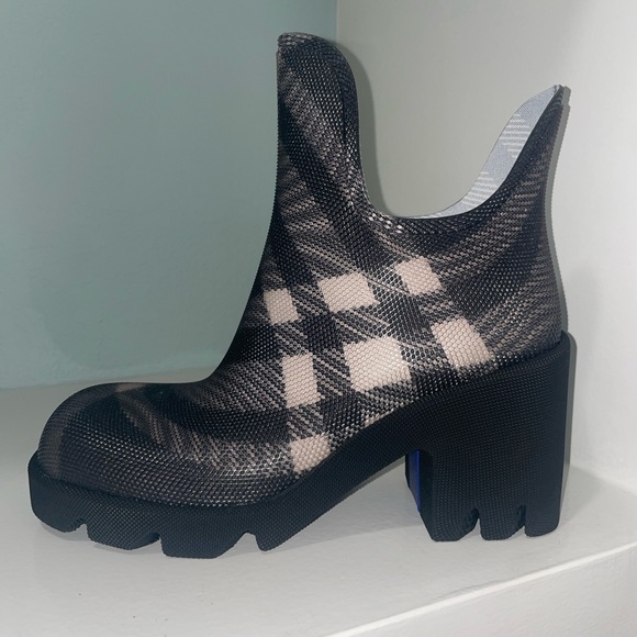 Burberry Women’s Marsh Textured Ankle Boot NEW in box - Picture 8 of 13